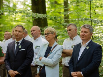 Uroczystość z okazji utworzenia 99 rezerwatu w wjewództwie łódzkim -rezerwatu przyrody 'Janinowski Starodrzew Bukowy im. Hieronima Andrzejewskiego